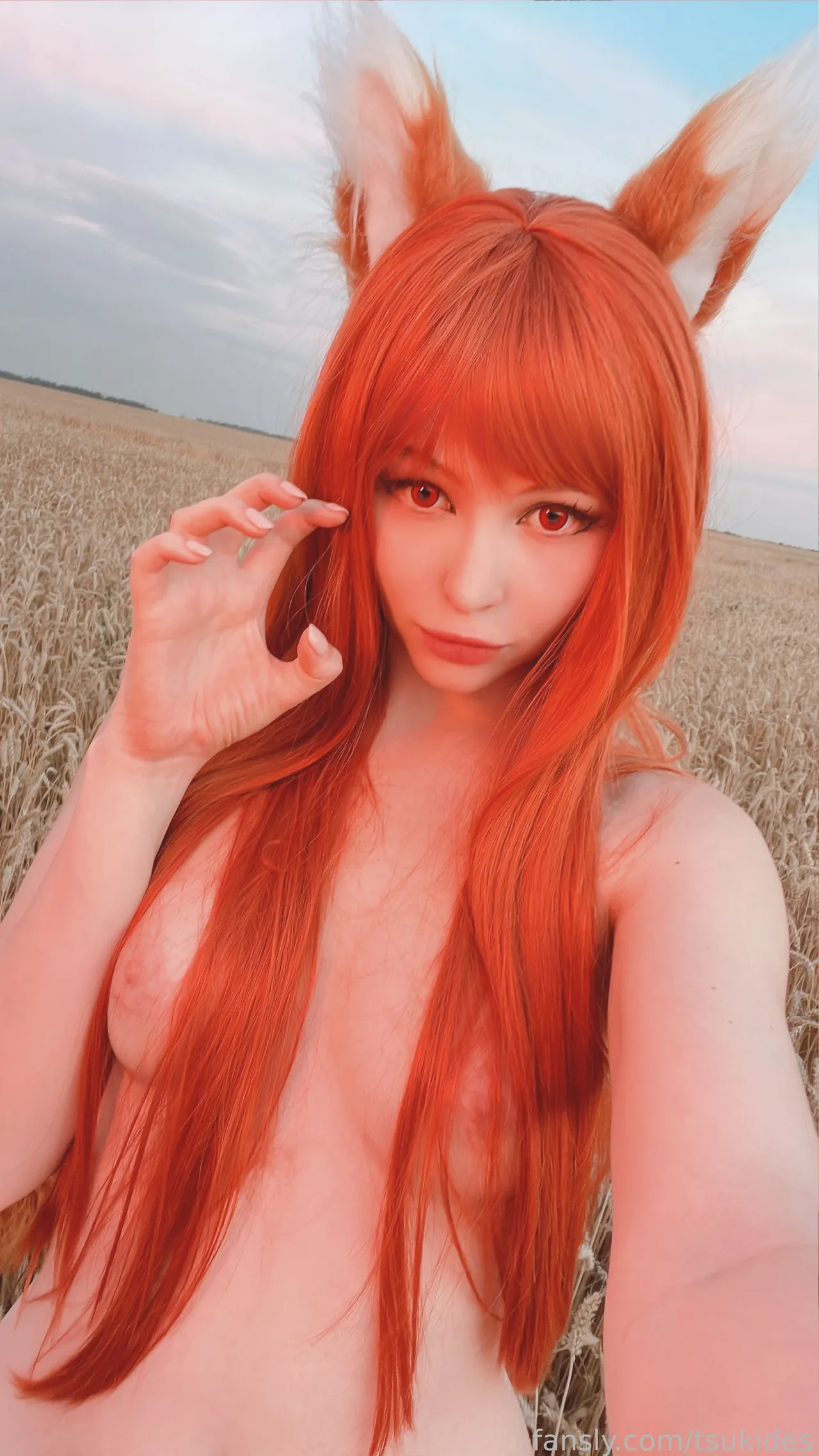 Tsuki Desu- Holo in a field-erohere20.webp